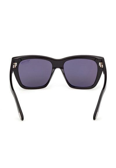 Lunettes de soleil à monture carrée noire avec des verres teintés foncés et des branches légèrement courbées, vues de face sur un fond blanc.
