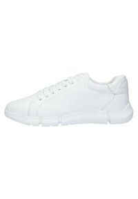 Scarpe da atletica bianche con una tomaia sintetica liscia, chiusura con lacci, collare imbottito e suola in gomma flessibile con dettagli testurizzati.