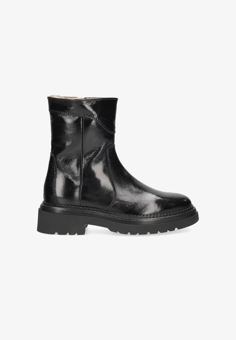 Botte de cheville en cuir noir avec une finition brillante, semelle épaisse noire, détails de couture subtils et texture lisse.