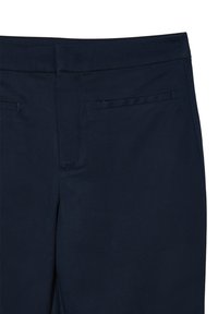 Pantaloni blu navy con una texture liscia, dotati di una vita dritta, due tasche laterali e dettagli di cucitura a contrasto.