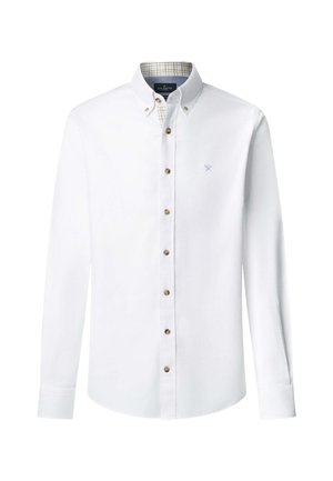 Bijela košulja dugih rukava s dugim rukavima i dugmadima na ovratniku, smeđim dugmadi, suptilnim logotipom na prsima i kariranim oblogom ovratnika.