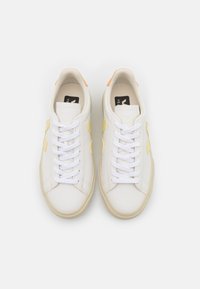 Veja CAMPO - Joggesko - extra-white/sun/peach