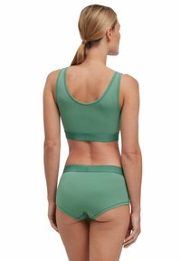 Groene katoenmix bh en shortset met een gladde afwerking, tanktop-stijl en elastische banden. Maat voor een getailleerde, comfortabele look.