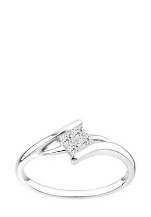 Sidabrinis žiedas su kvadrato formos deimanto akcentu, su lygiu, išlenktu žiedo vamzdeliu ir atvirais dizaino elementais abiejose akmens pusėse.