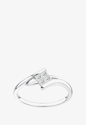 Anello d'argento con una montatura a diamante a taglio quadrato, dotato di una fascia liscia e curvata e elementi di design aperto su entrambi i lati della pietra.