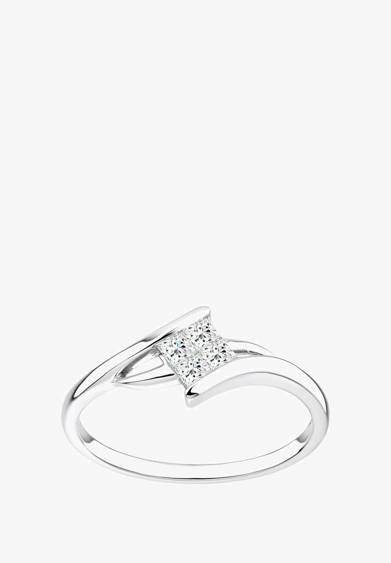 Sudraba gredzens ar kvadrāta formas dimanta iestatījumu, gluda, izliekta josla un atvērtu dizaina elementu uz katras puses no akmens.