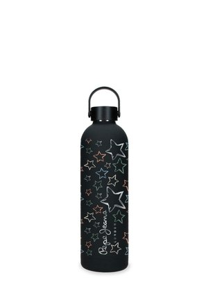 Botella de agua reutilizable negra con patrones de estrellas multicolores y una asa en la tapa, con la marca "Pepe Jeans London" escrita verticalmente en el lateral.