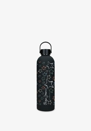 Botella de agua reutilizable negra con patrones de estrellas multicolores y una asa en la tapa, con la marca "Pepe Jeans London" escrita verticalmente en el lateral.