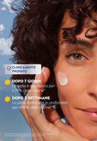 Prodotto per la cura della pelle del viso applicato sulla pelle, consistenza liscia, crema bianca, con sovrapposizione di testo che descrive i risultati clinici. Sfondo con cielo blu.