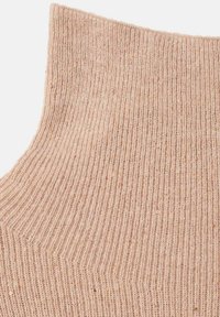 Maglione a collo alto in un morbido beige, con texture a coste e un colletto rialzato. Il tessuto sembra caldo e leggermente elastico.