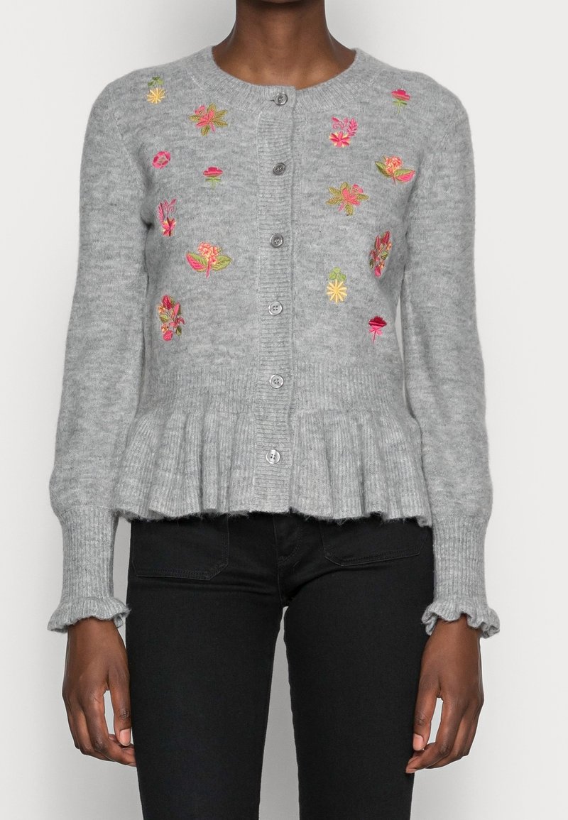 Szary dzianinowy kardigan o prążkowanej fakturze, z kwiatową haftem w kolorze różowym i żółtym, zapinany na pięć guzików, z falbaną u dołu. Rękawy zakończone falbanami.