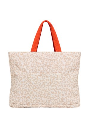 Grande borsa a tracolla beige con leggere macchie leopardate e manici imbottiti di un arancione vivido. Tasca frontale con un piccolo etichetta attaccata.