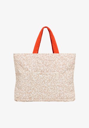 Große beige Tragetasche mit hellen Leopardenflecken und leuchtend orangefarbenen, gepolsterten Griffen. Vordertasche mit einem kleinen Anhänger.
