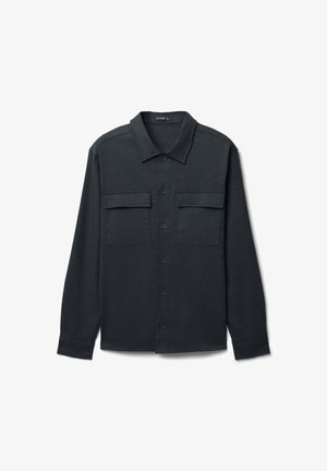 Camicia grigio scuro con colletto alla francese, due tasche sul petto e maniche lunghe con polsini abbottonati. Materiale testurizzato.