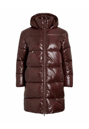 Cappotto imbottito bordeaux con finitura lucida, cappuccio, chiusura con zip e vestibilità oversize. Presenta sezioni a righe orizzontali e tasche laterali.