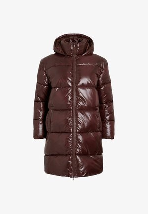 Cappotto imbottito bordeaux con finitura lucida, cappuccio, chiusura con zip e vestibilità oversize. Presenta sezioni a righe orizzontali e tasche laterali.