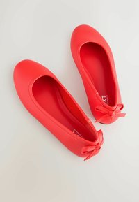 Raudonos baleto butaforijos pagamintos iš lygaus aukštos kokybės medžiagos, turi apvalų priekinį galą, žemą kulną ir mažą kaspiną gale.