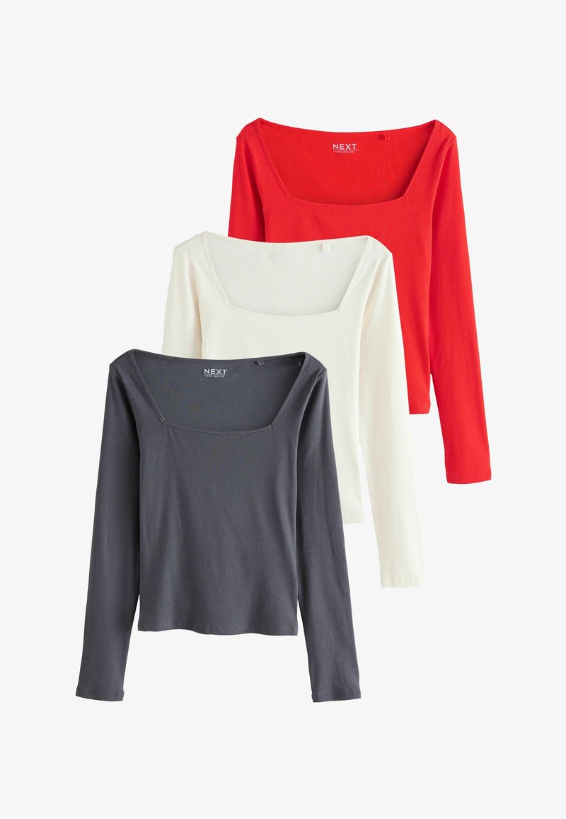 Tre magliette a maniche lunghe a costine nei colori rosso, bianco e grigio scuro, con scollature quadrate e un design aderente. Il tessuto ha una texture morbida.