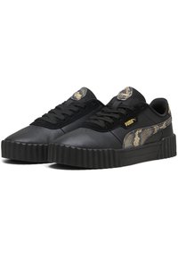 Schwarze Leder-Sneaker haben eine strukturierte schwarze Sohle, ein Schnürdesign und ein goldenes Schlangenmuster-Detail an der Seite. PUMA-Logo auf der Zunge.