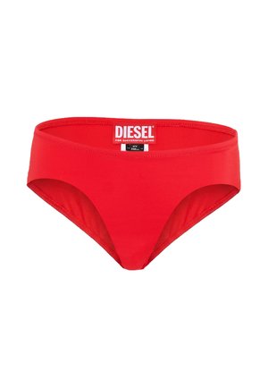 Slip rossi del marchio Diesel con elastico in vita ed etichetta visibile sul davanti al centro.