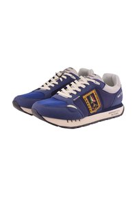 Sneaker in nylon e suede blu con lacci crema, caratterizzati da un'emblema giallo e verde su un lato e dettagli in gomma nera sulla suola.