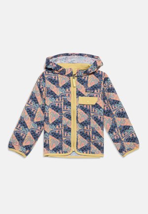 Chaqueta infantil con capucha y cremallera completa, ribete amarillo, bolsillo frontal con broche y estampado abstracto de animales multicolor.