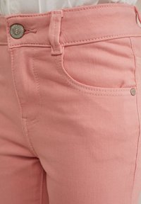 Rosa denimjeans med en klassisk femficksdesign, slitstark s�ömnad, metallknappstängning och subtil textur.