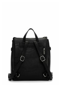 Sac à dos en cuir noir avec des bretelles réglables, une poignée sur le dessus et une poche frontale zippée. Surface texturée avec des accents en métal.