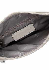 Beige läderpåse med ett grått tyginre, med dragkedjestängning, präglad logotyp och en inre dragkedjeficka för organisering.