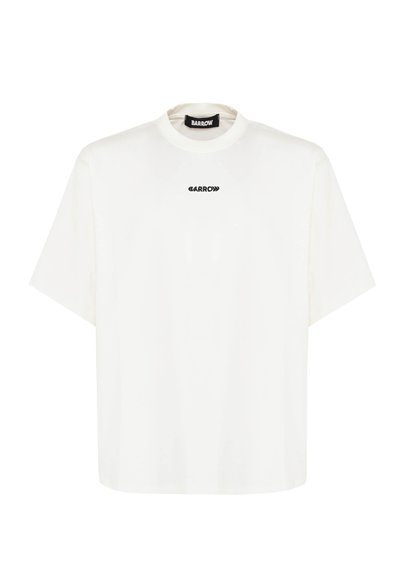 T-shirt oversized blanc en tissu lisse, avec des manches courtes et un col rond ; présente un petit logo noir sur la poitrine.