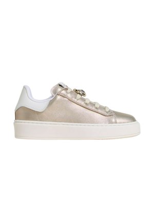 Sneaker dorato metallico con texture liscia, dettagli bianchi, punta tonda e lacci decorativi. Presenta una suola platform per un'altezza aggiuntiva.