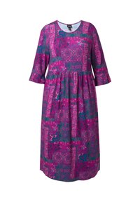Lila Kleid mit Rundhalsausschnitt und Dreiviertelärmeln. Verfügt über ein abwechslungsreiches Muster aus floralen und geometrischen Designs in Pink und Türkis.