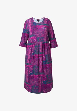 Abito viola con scollatura rotonda e maniche a tre quarti. Presenta un motivo variegato di fiori e design geometrici in rosa e teal.