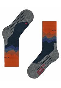 Calcetines de longitud crew con base gris, que presentan un patrón montañoso multicolor en naranja, azul y gris. Incluyen acentos acanalados y detalles de logo.