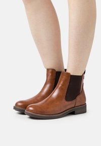 Tamaris Botines bajos - cognac