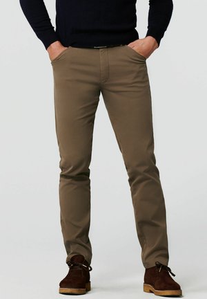 Khaki broek met een slim fit, gemaakt van een gladde stof, met voorzakken en een subtiele naadafwerking, gecombineerd met bruine suède schoenen.