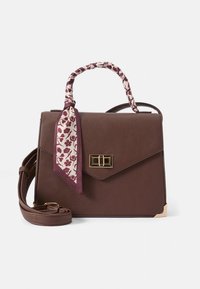 Barna műbőr kézitáska felső fogantyúval és levehető pánttal, virágmintás sállal és aranyszínű fém díszítéssel.