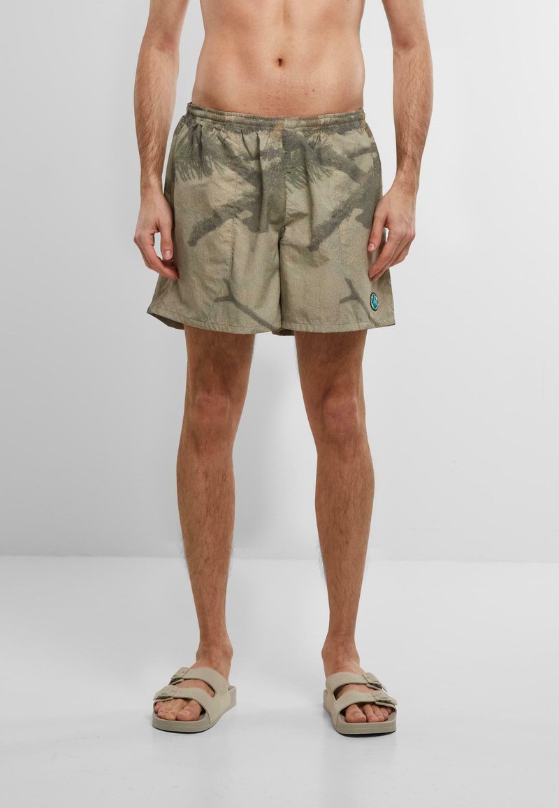 Shorts leggeri con motivo mimetico, dotati di una cintura elastica e di una piccola etichetta con logo di lato. La combinazione di colori presenta tonalità terrose.