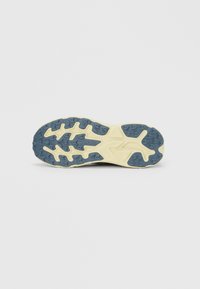 Σόλα παπουτσιού για τρέξιμο σε μονοπάτια σε σκούρο μπλε και κρεμ αποχρώσεις. Διαθέτει πολλαπλά πρότυπα πέλματος για πρόσφυση και σταθερότητα. Ελαφρύς σχεδιασμός.