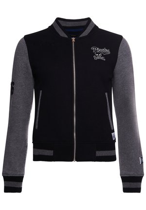 Veste bomber noire et grise zippée avec le texte "Pirates" et un logo tête de mort et os croisés sur la poitrine, poignets côtelés et poches latérales.