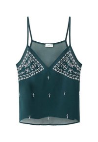Canotta verde senza maniche con scollo a V, caratterizzata da ricami floreali bianchi sul petto e motivi decorativi su tutto il capo. Tessuto leggero.