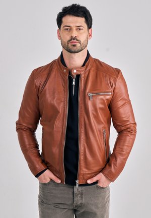 Freaky Nation, Læderjakker - cognac