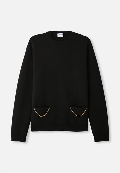 Juodas ilgomis rankovėmis megztinis su apykakle, turintis dvi priekinės kišenes, kiekvieną puošia mažas auksinis grandinėlės akcentas.