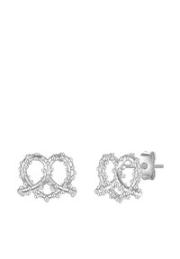 Sudraba studa auskari, kas izceļas ar savijušiem cilpām un pērlēm, demonstrējot smalku dizainu un gludu tekstūru.