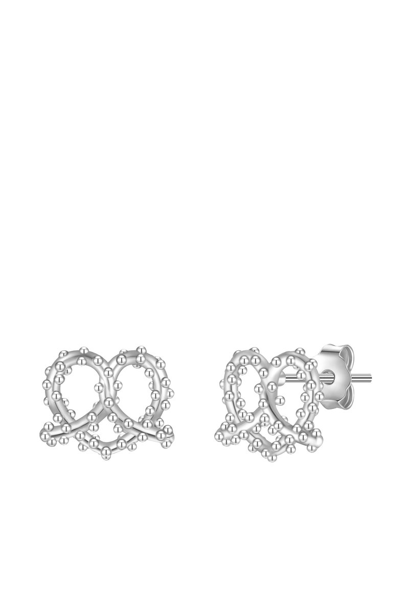 Sudraba studa auskari, kas izceļas ar savijušiem cilpām un pērlēm, demonstrējot smalku dizainu un gludu tekstūru.