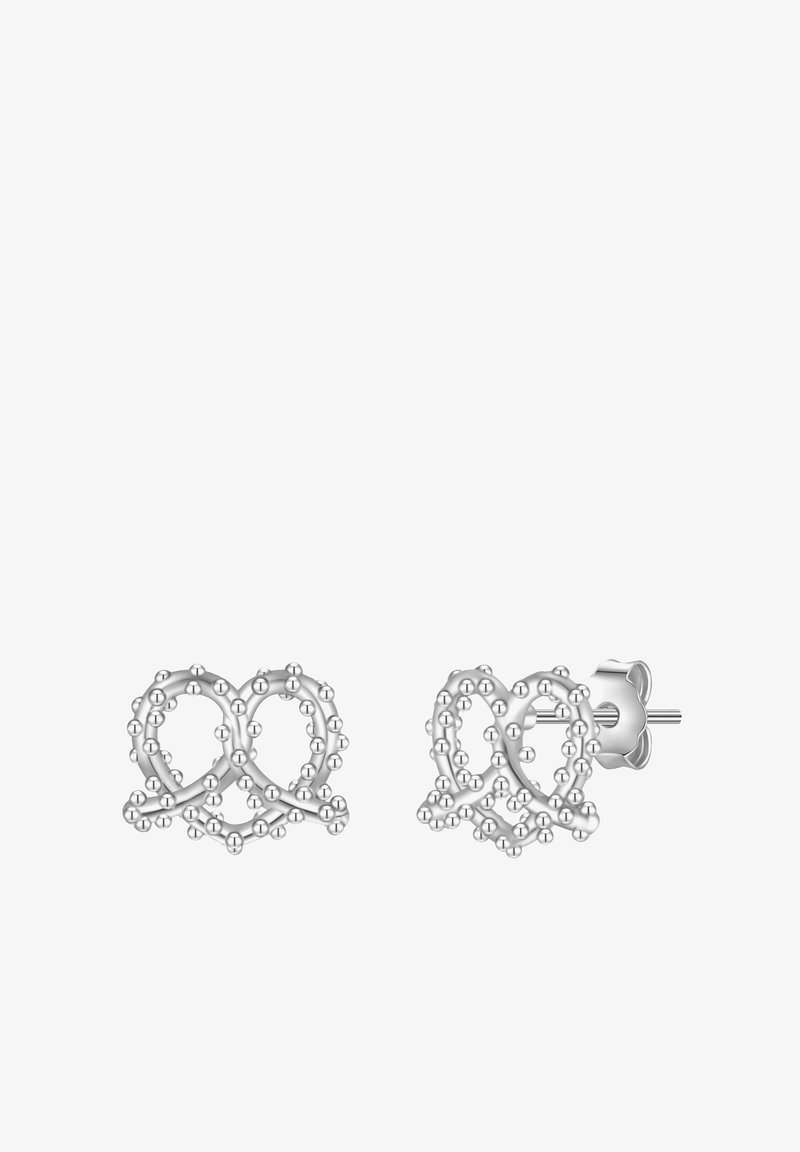 Sudraba studa auskari, kas izceļas ar savijušiem cilpām un pērlēm, demonstrējot smalku dizainu un gludu tekstūru.