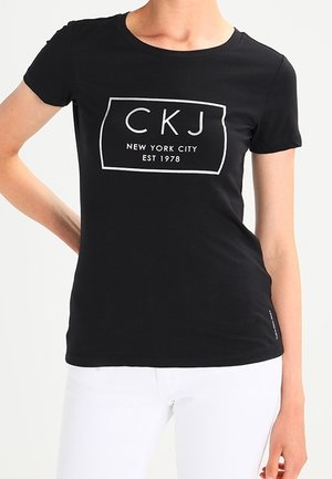 Czarny bawełniany t-shirt z krótkim rękawem, okrągłym dekoltem i białym nadrukiem z napisem "CKJ NEW YORK CITY EST 1978" w prostokątnym wzorze.