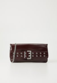 Pochette en simili cuir bourgogne avec une bandoulière en chaîne argentée, dotée d'un design de boucle et d'œillets en métal sur le devant pour plus de détails.