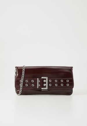 Burgunder faux skinn clutch med en sølvfarget kjede stropp, med en spenne-design og metalløye langs fronten for ekstra detaljer.