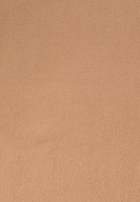 Tejido suave y texturizado en un tono beige claro, con una superficie uniforme y sutiles fibras, adecuado para diversos proyectos de manualidades o tapicería.